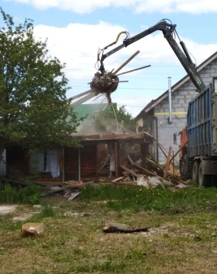 Механизированный демонтаж старой постройки