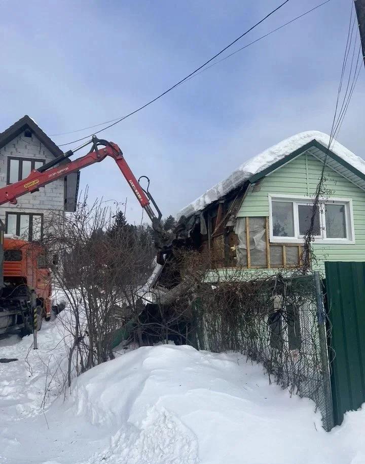 Аккуратный демонтаж пристройки рядом с соседним домом