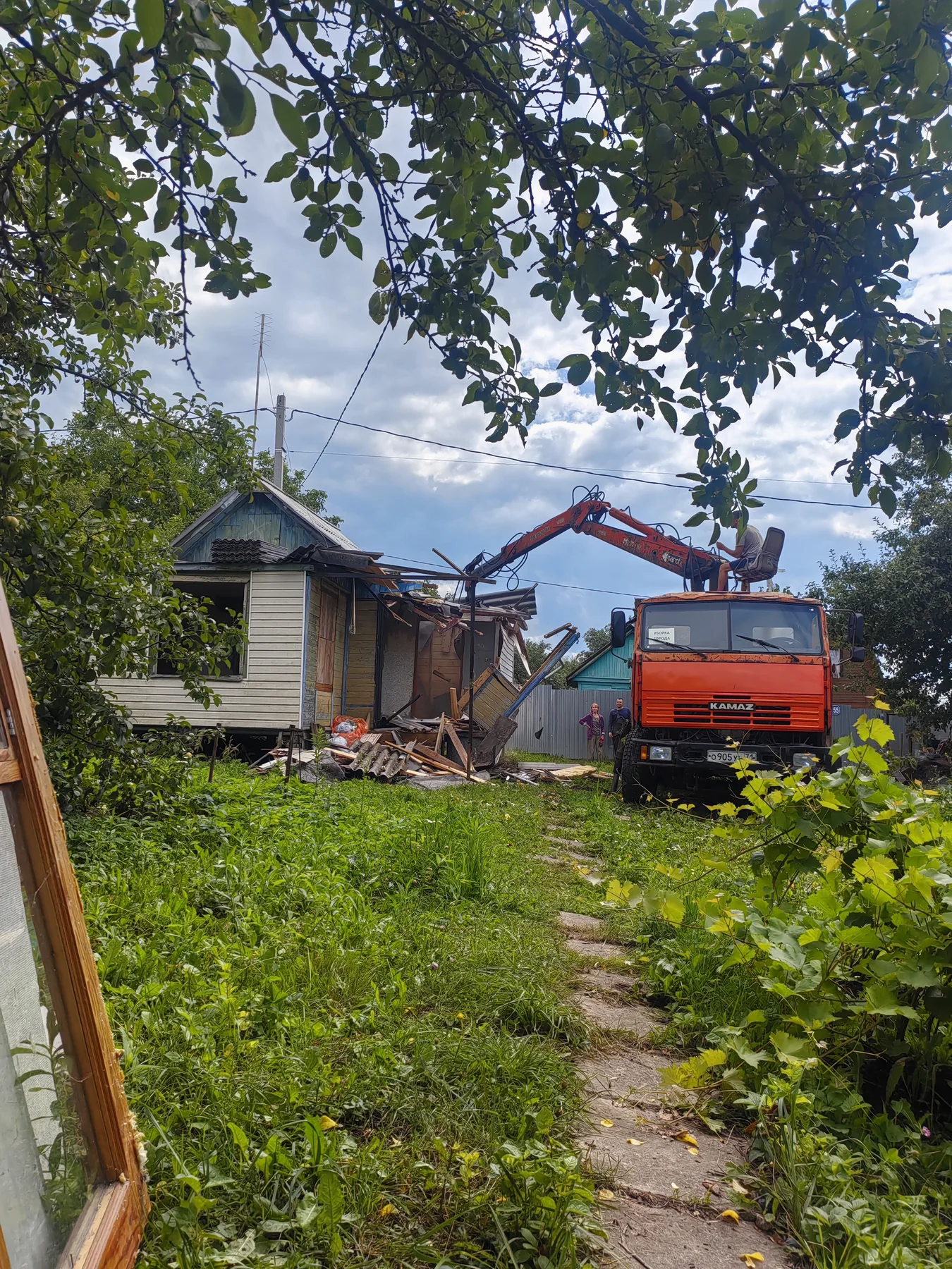 Демонтаж старого дома с погрузкой строительных остатков в ломовоз