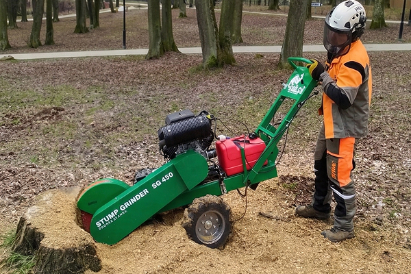 Корчевание пня мини-экскаватором
